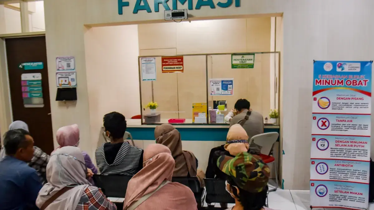 Ratusan Izin Dokter Masuk Tiap Hari! Pemkot Bandung Ngebut Digitalisasi Pemkot Bandung Pasien menunggu obat di bagian farmasi Puskesmas Garuda, Kota Bandung, beberapa waktu lalu. Foto: Dimas Rachma