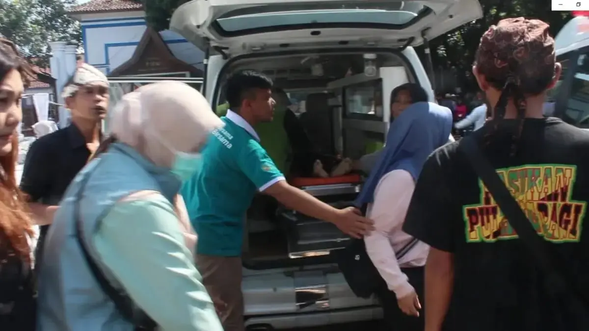 Ist. Petugas saat lakukan evakuasi terhadap korban Tragedi maut dalam pesta rakyat di Garut pada Jum\'at (18/7)