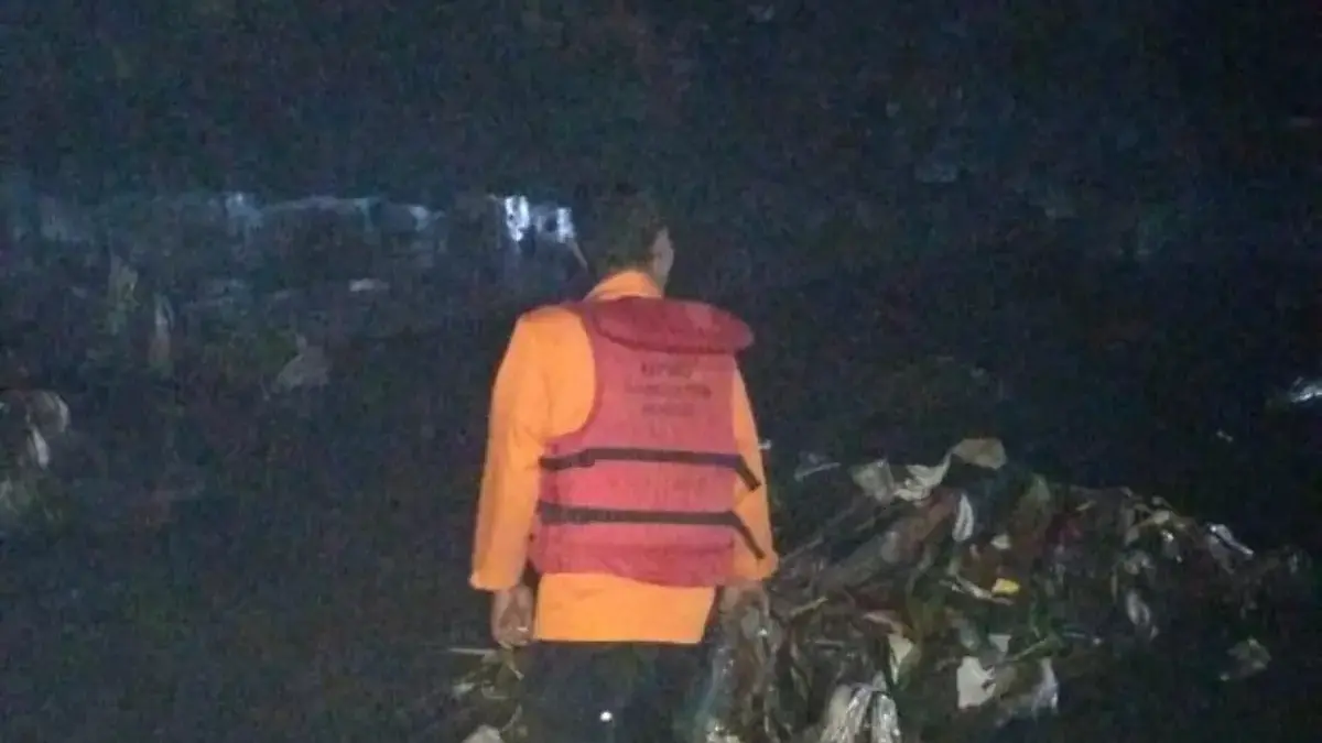 Pihak BPBD Kabupaten Bogor saat melakukan penelusuran Vino, balita asal Sukaraja yang diduga hanyut. Foto: BPB