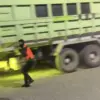 Tengah Putarbalikkan Truk Tambang, Anggota Dishub Kabupaten Bogor Hampir Ditabrak