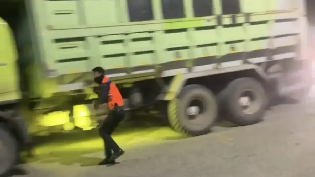 Tengah Putarbalikkan Truk Tambang, Anggota Dishub Kabupaten Bogor Hampir Ditabrak