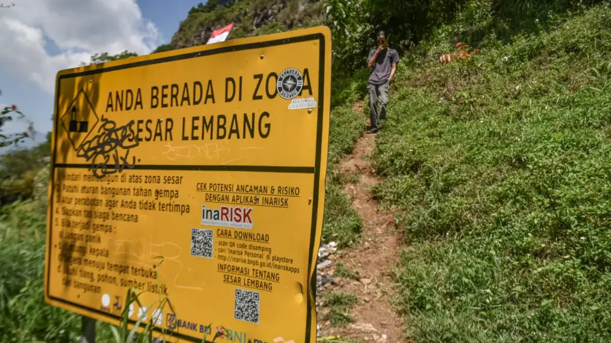 Warga berjalan di dekat rambu zona Sesar Lembang di kawasan Gunung Batu, Kabupaten Bandung Barat, Selasa (26/8