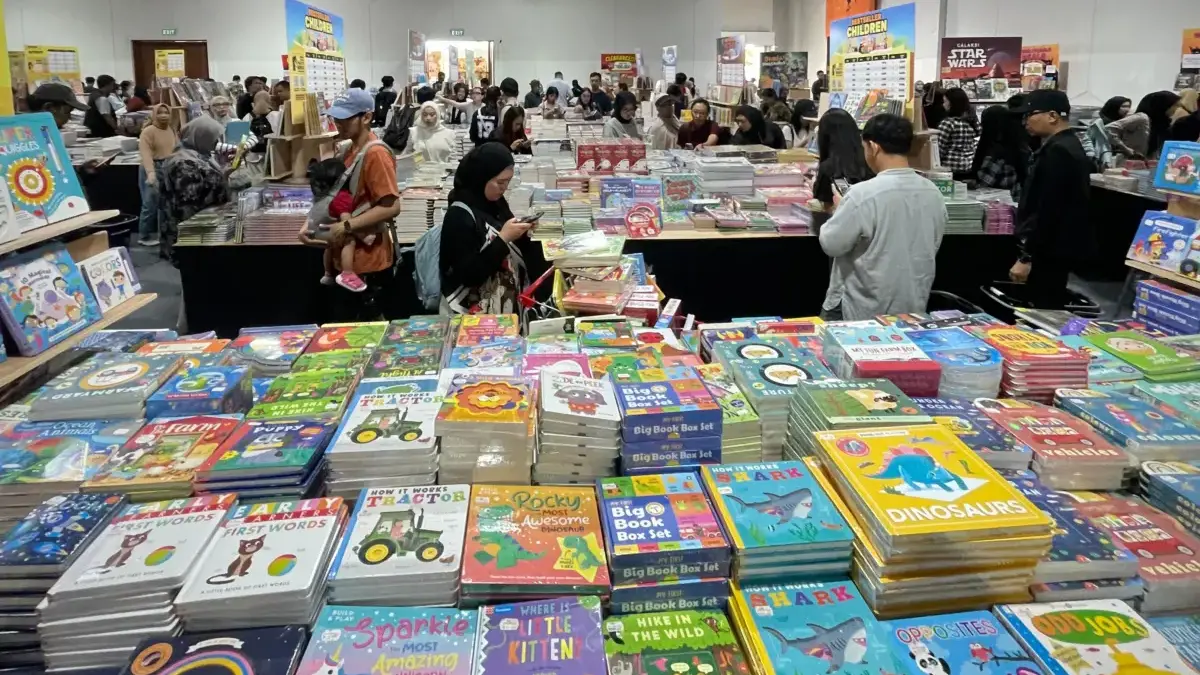 Antre Sejak Subuh, Warga Serbu Big Bad Wolf Bandung 2025