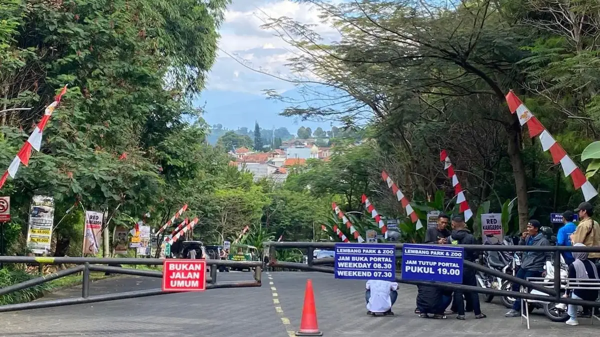 Polisi bersama petugas Park & Zoo berjaga di depan gerbang, menyusul kabar viral soal macan tutul yang disebut