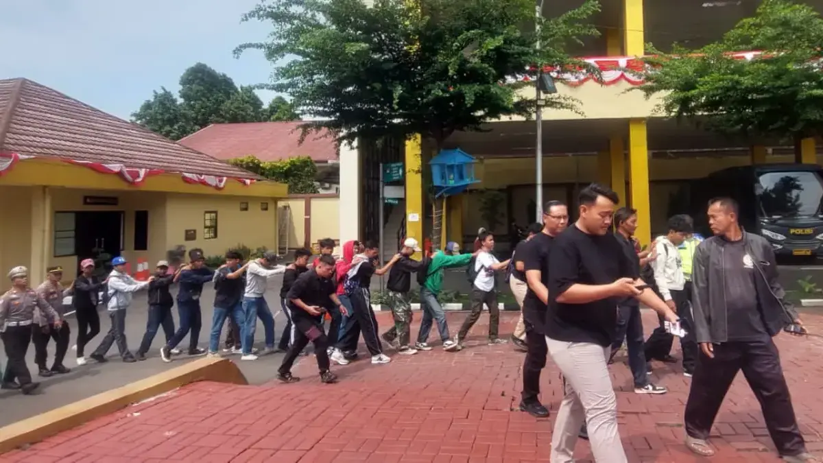 Polresta Bogor Kota dan Satgas Pelajar Amankan Puluhan Siswa yang Diduga Hendak Ikut Aksi Demo di Jakarta Para pelajar di Bogor yang hendak mengikuti demo di Jakarta saat diamankan oleh pihak Polresta Bogor Kota, Kam