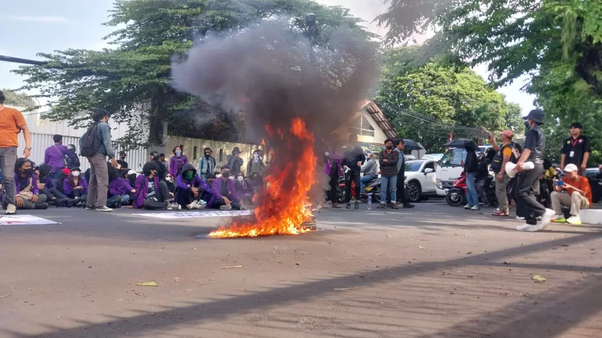 Bogor Memanas, Massa Aksi Tutup Jalan hingga Dobrak Pagar Gedung DPRD