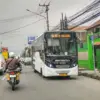 Bus Metro Jabar Trans (MJT) berhenti di halte di depan SDN Lengkong, Bojongsoang, Kabupaten Bandung, Kamis (28
