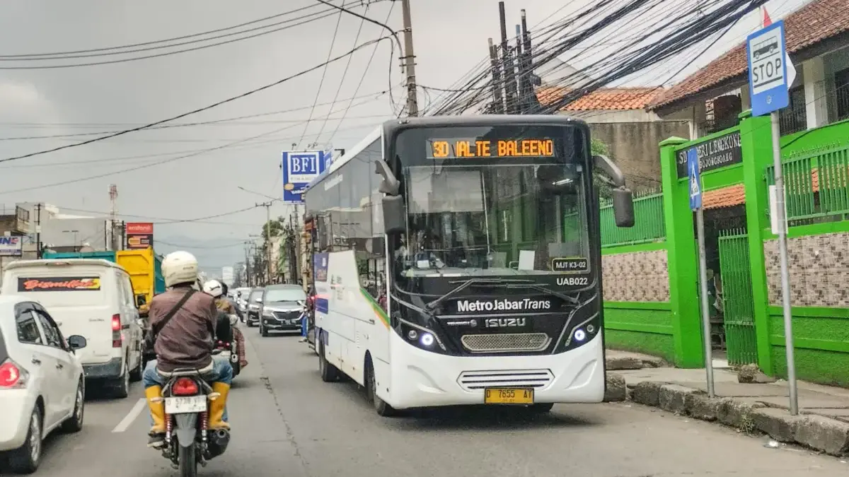 Bus Metro Jabar Trans (MJT) berhenti di halte di depan SDN Lengkong, Bojongsoang, Kabupaten Bandung, Kamis (28