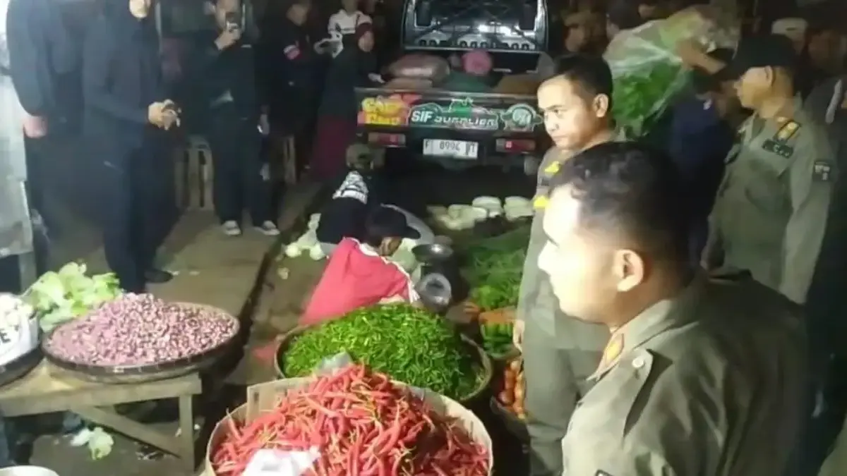 Sterilkan Pasar Bogor, Satpol PP Tertibkan 300 PKL dan Siapkan Relokasi ke Pasar Jambu Dua Satpol PP Kota Bogor Sterilkan Kawasan Pasar Bogor, PKL Ditertibkan