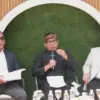 Kadisdik Jabar Purwanto (tengah) didampingi Kepala Biro Hukum (kiri) dan tim advokasi Pemprov Jabar (kanan). (