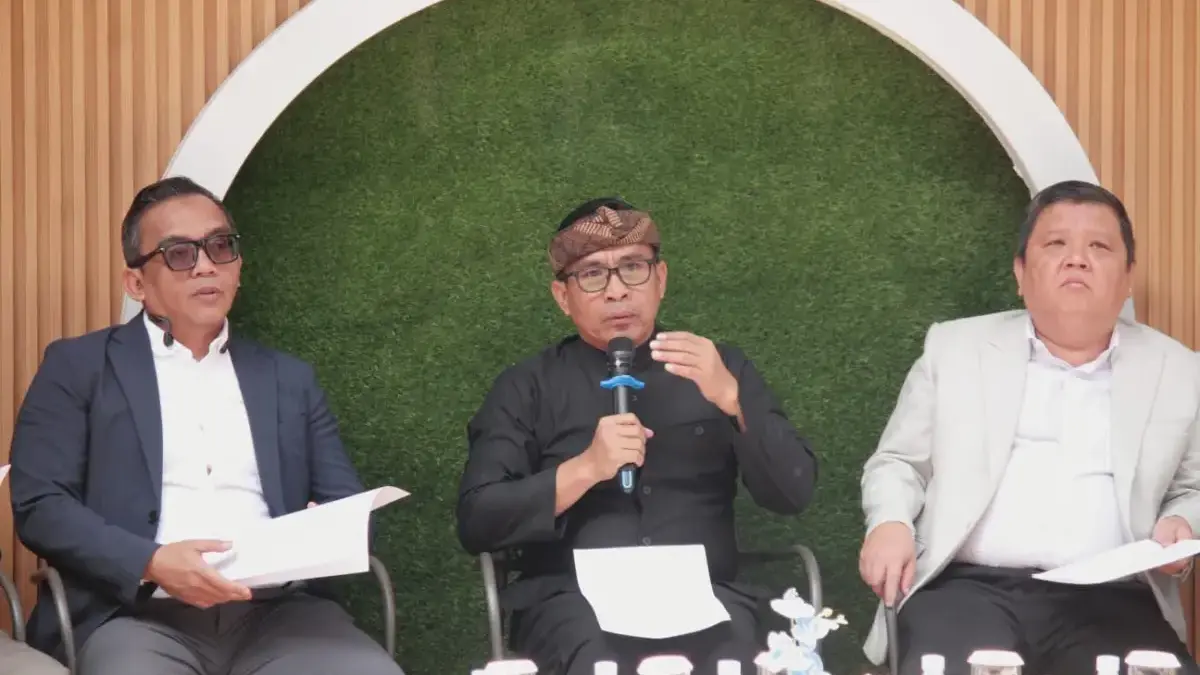 Kadisdik Jabar Purwanto (tengah) didampingi Kepala Biro Hukum (kiri) dan tim advokasi Pemprov Jabar (kanan). (