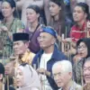 Dahlan Iskan saat ikut main angklung di Saung Angklung Udjo, Sabtu (9/8). (son)