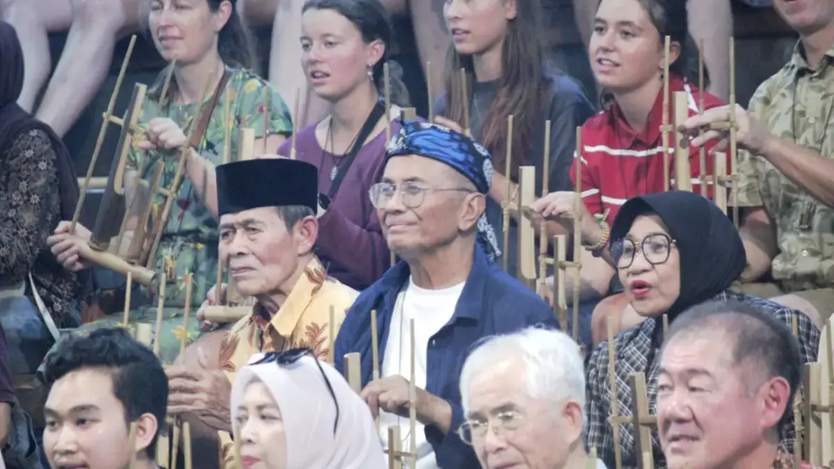 Dahlan Iskan saat ikut main angklung di Saung Angklung Udjo, Sabtu (9/8). (son)