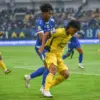 Penggawa Persib Bandung Kakang Rudianto berebut bola dengan penggawa Semen Padang FC Ripal Wahyudi pada pertan