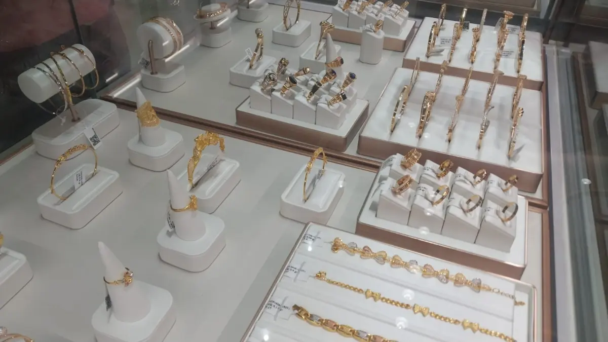 Modus Coba-Coba, Wanita Ini Diduga Curi Gelang Emas Rp 21 Juta di Mal Cibinong Situasi toko emas di salah satu mall di Cibinong, pada Rabu (27/8/2025). Foto: Regi