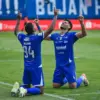 Penggawa Persib Bandung Uilliam Barros Pereira bersama Julio Cesar melakukan selebrasi usai mencetak gol ke ga