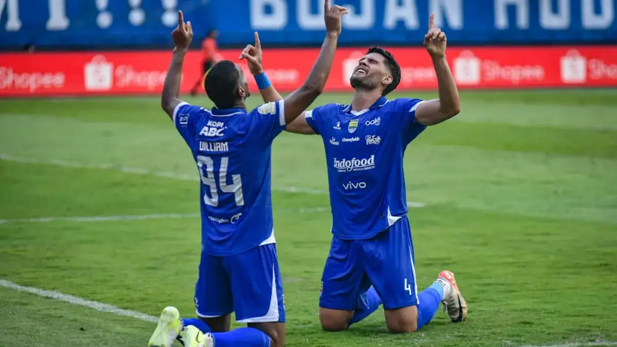 Penggawa Persib Bandung Uilliam Barros Pereira bersama Julio Cesar melakukan selebrasi usai mencetak gol ke ga