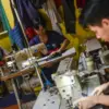 Pekerja menyelesaikan produksi kaos di salah satu konveksi di Jalan Surapati, Kota Bandung, Rabu (6/8). Menuru