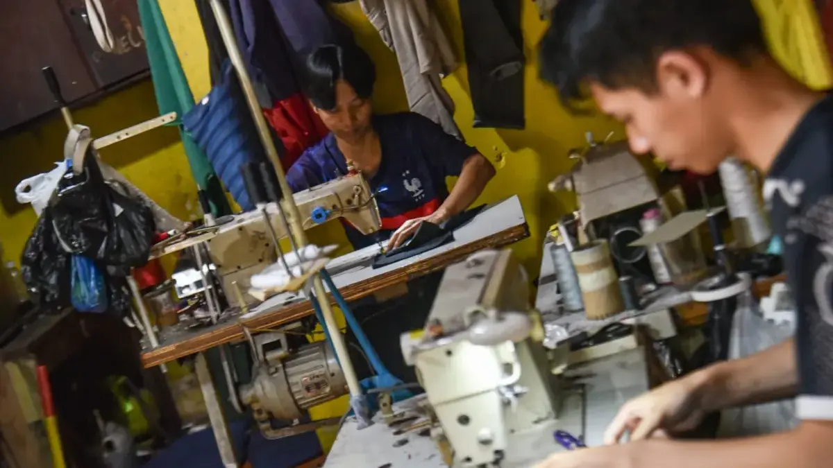 Pekerja menyelesaikan produksi kaos di salah satu konveksi di Jalan Surapati, Kota Bandung, Rabu (6/8). Menuru