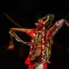Penari membawakan tarian Topeng Kelana Gandrung dari Cirebon pada gelaran Bandung Art Festival ke-11 di Gedung