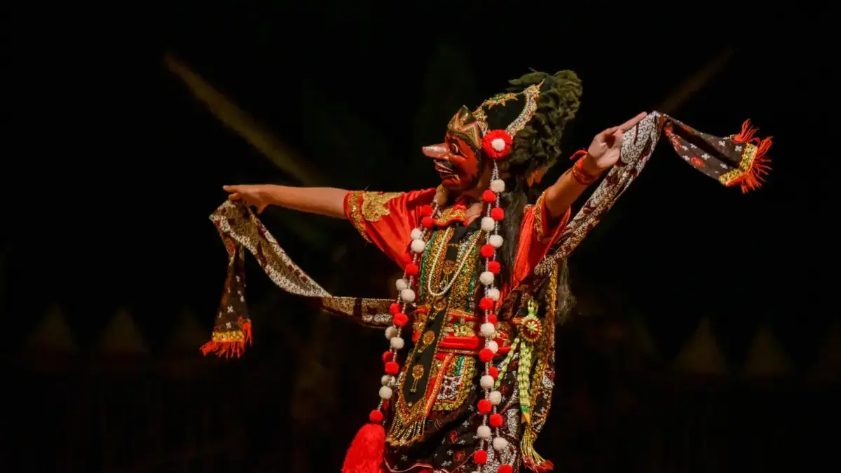 Penari membawakan tarian Topeng Kelana Gandrung dari Cirebon pada gelaran Bandung Art Festival ke-11 di Gedung