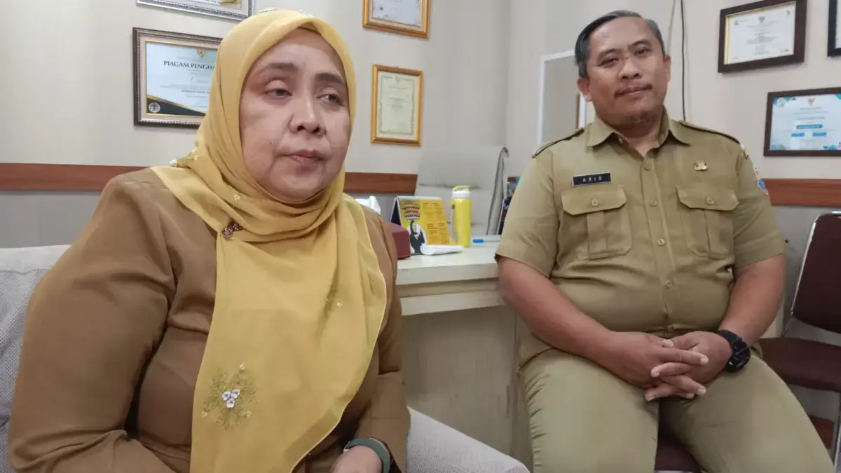 Kepala Dinas Lingkungan Hidup Kota Cimahi, Chanifah Listyarini dan Kepala Bidang Penaatan Hukum Lingkungan DLH
