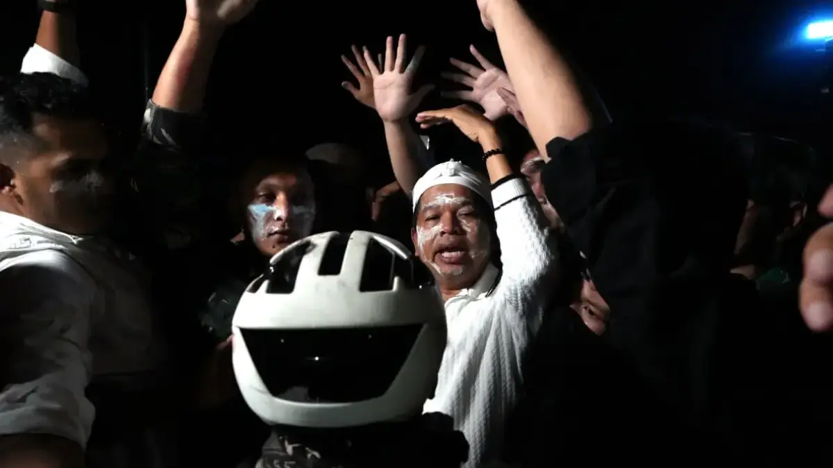 Dedi Mulyadi saat menemui masa demo. (Humas Pemprov)