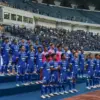 Pesepak bola Persib Bandung berfoto bersama saat peluncuran tim di Stadion Gelora Bandung Lautan Api, Kota Ban