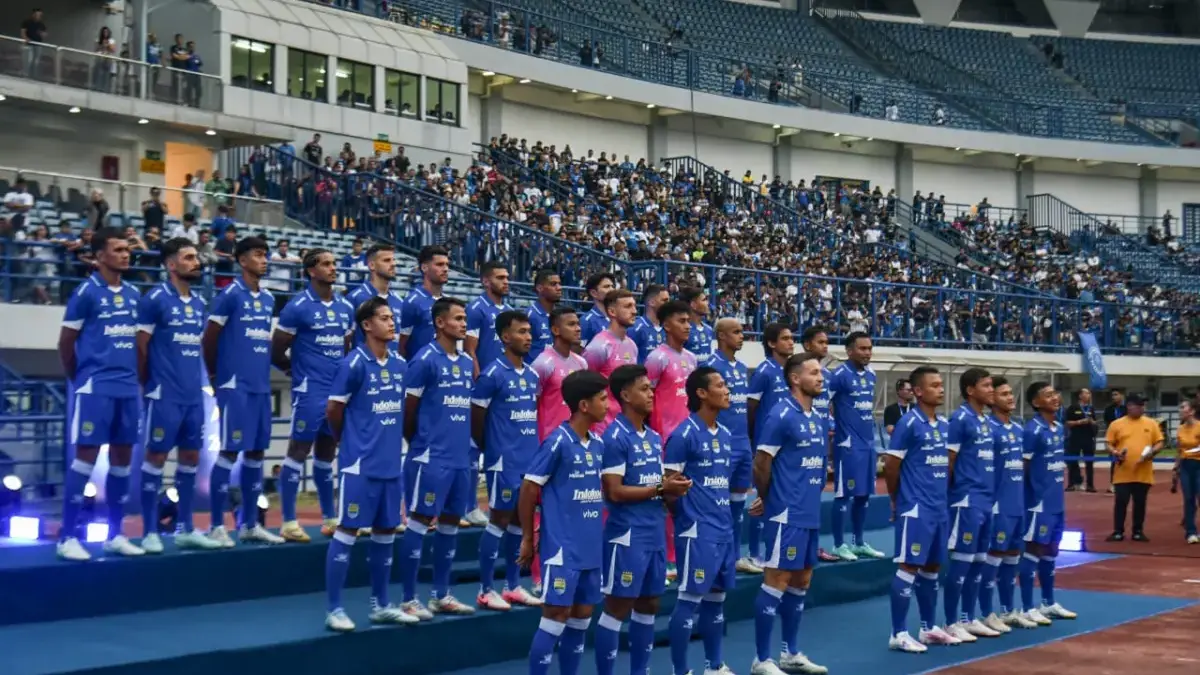 Pesepak bola Persib Bandung berfoto bersama saat peluncuran tim di Stadion Gelora Bandung Lautan Api, Kota Ban