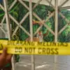 Petugas kepolisian memegang garis polisi yang terpasang di gerbang masuk Kebun Bintang Bandung yang ditutup di