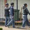 Ilustrasi: Pelajar SMA berjalan di dalam sekolah saat jam istirahat. Foto: Dimas Rachmatsyah / Jabar Ekspres