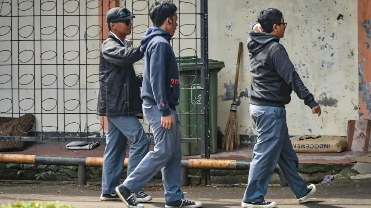 Ilustrasi: Pelajar SMA berjalan di dalam sekolah saat jam istirahat. Foto: Dimas Rachmatsyah / Jabar Ekspres