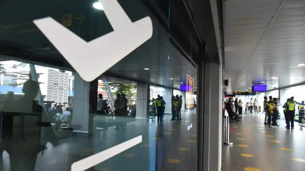 Jadi Kasus Pertama, RS Paru Rotinsulu Sukses Operasi Pasien Tumor Trakea Langka Petugas AVSEC berjaga di Bandara Husein Sastranegara, Kota Bandung, beberapa waktu lalu. Foto: Dimas Rachmats