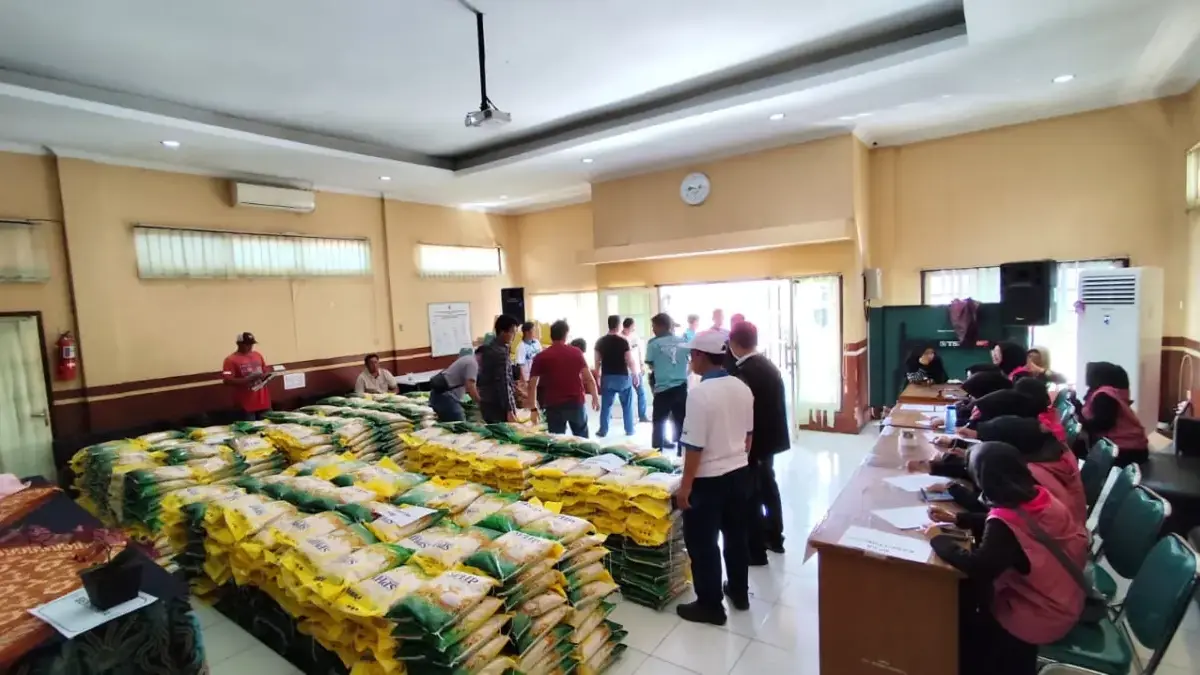 Serentak Beras Murah Serbu 31 Kecamatan di Kabupaten Bandung, Warga Antusias!