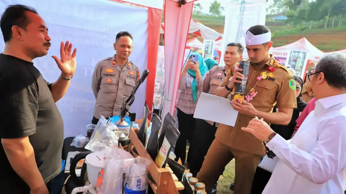 Wabup Ali Syakieb dan Anggota DPR RI Ahmad Najib Hadiri Expo Gebyar Wisata Budaya Andes 2025 di Cilame Wabup Ali Syakieb dan Anggota DPR RI Ahmad Najib Hadiri Expo Gebyar Wisata Budaya Andes 2025 di Cilame. Foto I