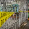 Petugas kepolisian berjaga di samping garis polisi yang terpasang di gerbang masuk Kebun Bintang Bandung yang