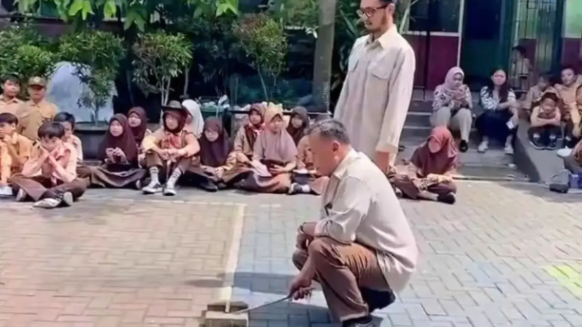 Para Guru SDN Cibabat Mandiri 2 saat Mencontohkan Permainan Tradisional Sunda pada Siswa (Mong)