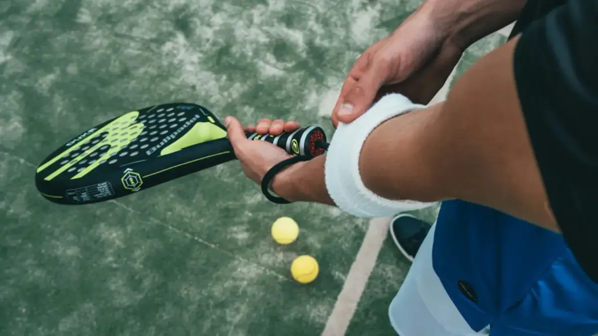 Panduan Dasar Bermain Padel, Tips Praktis untuk Pemula Panduan Dasar Bermain Padel