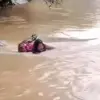 Viral! Aksi Heroik Bidan Seberangi Sungai Demi Obati Pasien di Wilayah Terisolasi