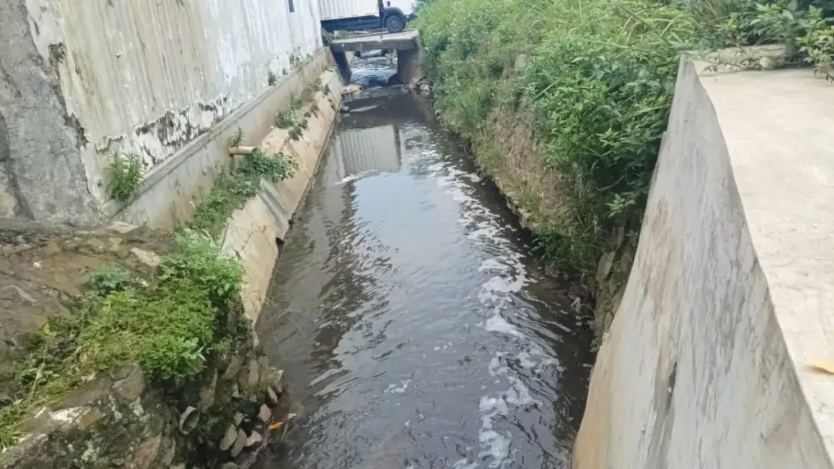 Kualitas Sungai di Cimahi Buruk, Bakteri E-Coli Capai 1 Miliar per CC Air Kondisi Sungai Cibaligo di Kota Cimahi yang Tercemar (mong)