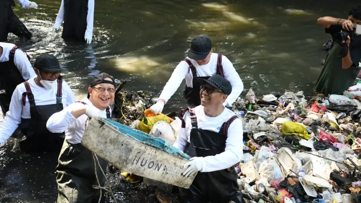 Telkom Gandeng Pandawara Dalam Aksi River Clean Up di Sungai Cioray Bandung