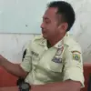 Satpam DPRD Kabupaten Bogor Iwan Rismawan saat mengajukan SKCK Online melalui website resmi. Foto: Regi