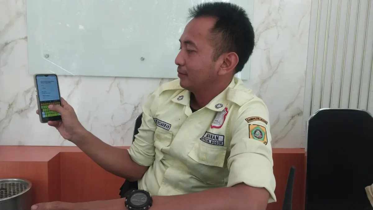 Satpam DPRD Kabupaten Bogor Iwan Rismawan saat mengajukan SKCK Online melalui website resmi. Foto: Regi