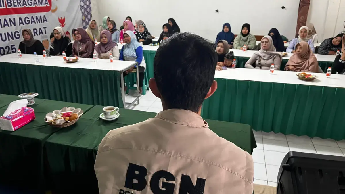 Jaga Kepercayaan Emak-Emak, SPPG Karyawangi Buka Layanan Pengaduan Petugas SPPG Karyawangi, Kecamatan Parongpong, Bandung Barat memberikan edukasi gizi dan standar pengolahan ma