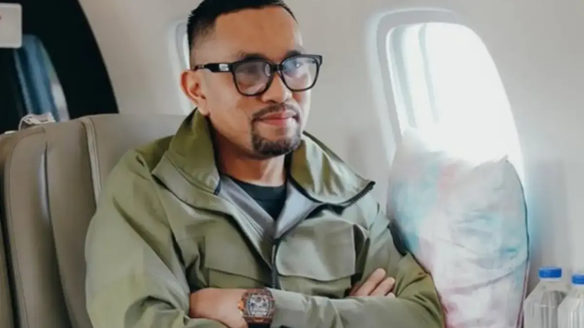 Apa Isi Flashdisk Ahmad Sahroni, Benarkah Berisi Data Krusial Negara? Ahmad Sahroni yang sedang mencari Flashdisk Putihnya. (Instagram/ahmadsahroni88)