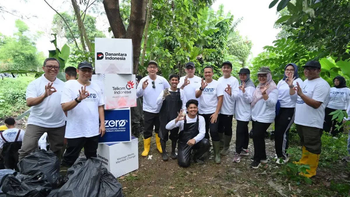 Penyaluran bantuan green house dan tempat sampah organik sebagai bagian dari program GoZero% dari Telkom