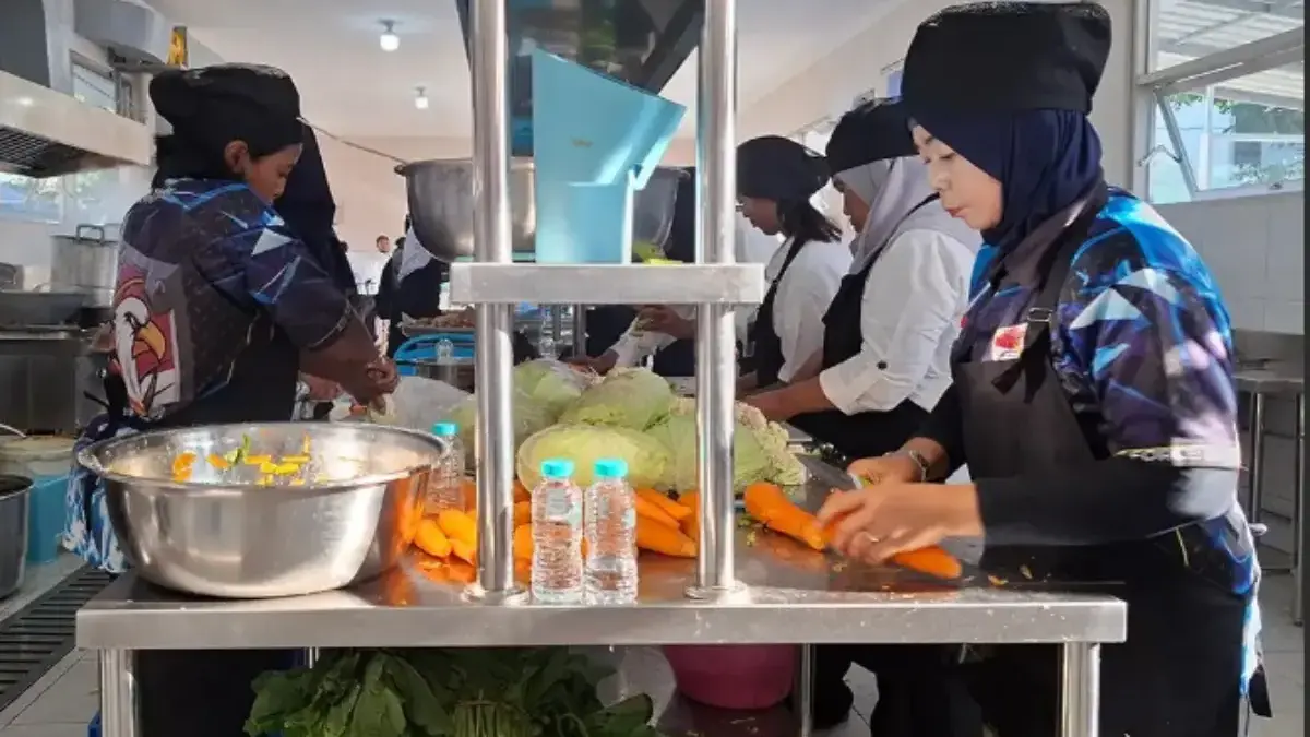 ILUSTRASI pekerjaan para keryawan di dapur MBG. (ist)