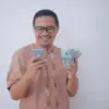 ILUSTRASI mendapatkan uang dari aplikasi penghasil uang melalui HP.