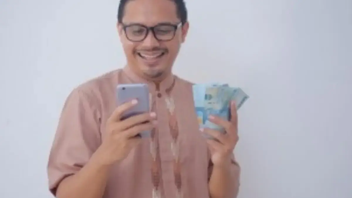 ILUSTRASI mendapatkan uang dari aplikasi penghasil uang melalui HP.