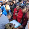 Wali Kota Cimahi, Ngatiyana saat Menandatangani Berita Acara Unjuk Rasa Aliansi Mahasiswa Kota Cimahi di Gedun
